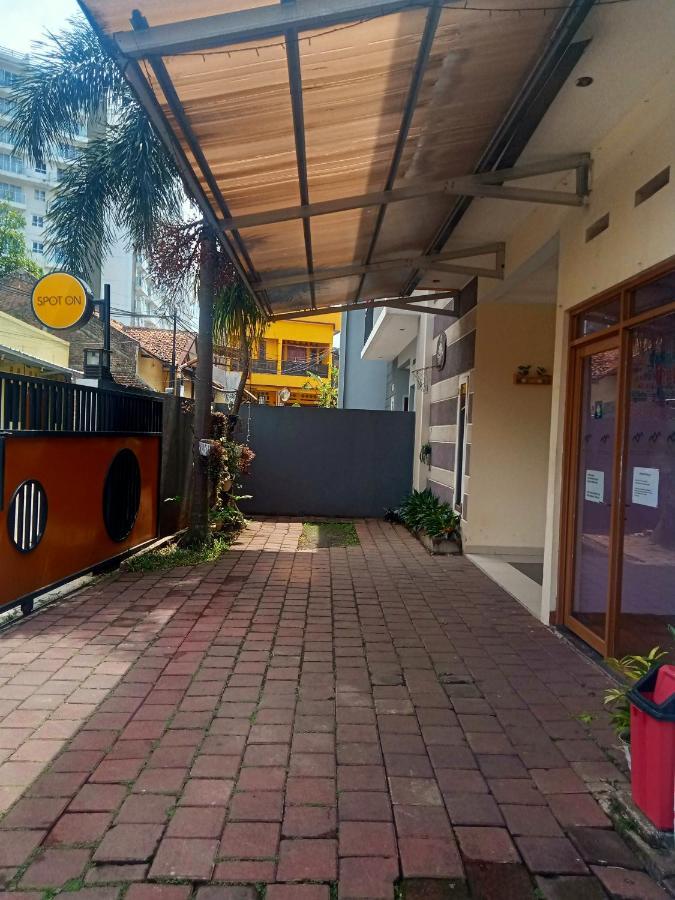 Radio Backpacker Guesthouse Syariah Bandung Buitenkant foto